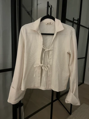 Djerf Avenue Occasion Top Cream - Slutsåld top från Djerf Avenue  https://djerfavenue.com/en-se/occasion-top-cream/