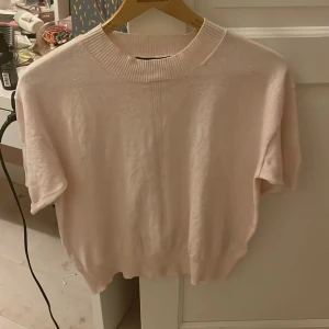 Stickad t-shirt - Stickad t-shirt som köptes i england i somras, använder den inte så ofta därför säljer jag❤️ liten i storleken så passar mig med s