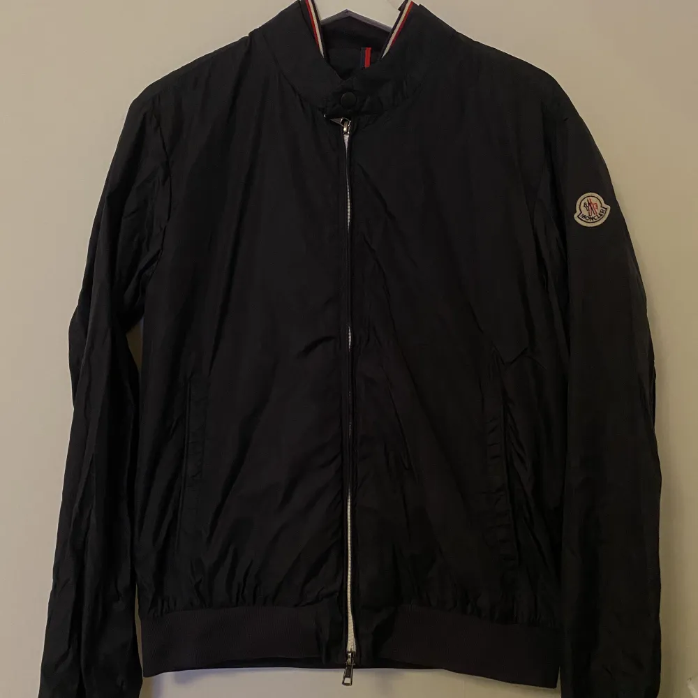 Mörkblå Moncler ”Miroir Giubbotto” tunnare jacka i storlek 3 (M/L), perfekt till hösten! Använd enstaka gång. Kvitto finns med i bilderna. Nypris ca 5100kr. Priset kan diskuteras! . Jackor.