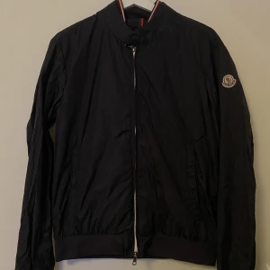 Moncler Jacka - Mörkblå Moncler ”Miroir Giubbotto” tunnare jacka i storlek 3 (M/L), perfekt till hösten! Använd enstaka gång. Kvitto finns med i bilderna. Nypris ca 5100kr. Priset kan diskuteras! 