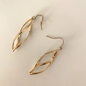 Örhängen  - Använda ca 1-2 gånger. Som nya, inga tecken på användning, ej rost eller liknade. Frakt tillkommer