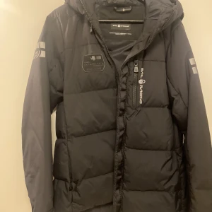SAOL racing jacka  - En SAIL RACING jacka i bra skick använd några gånger men säljs då jag bytte still, kom priv vid fler bilder. Köpt för 4000 kr  