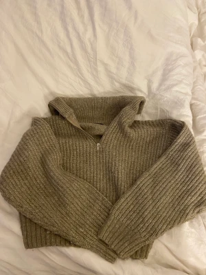 Stickad tröja  - Jätteskön stickad tröja, passar bra till vintern. Tyvärr liten för mig  