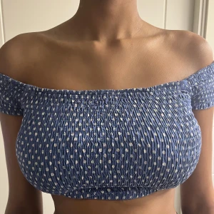 Blå croptop  - Blå prickig croptop Strl: Xs-S Pris: 15kr