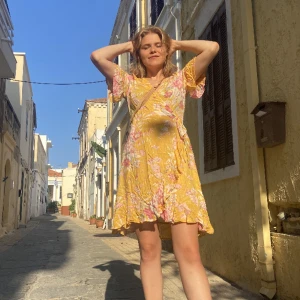 Sommarklänning  - Jag säljer en jättefin gul blommig sommarklänning i storlek S 💛 Knytning på sidan. Märket Capri Collection 🥰 Möts upp i Uppsala eller kan eventuellt mötas upp i Gävle.  