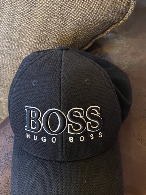 Hugo boss keps - Köpte denna keps för drygt 5-6 månaders sen och har slutat använt den nu pågrund av att jag inte tycker den passar mig o min stil nå mer. 