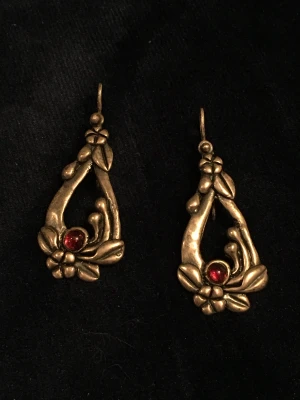 Vintage örhängen sterling silver  - Vackra örhängen i silver prydda med blomster och vinröd sten. Stämplade 925  Kan skicka mot fraktkostnad 