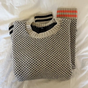 Stickad tröja!  - Säljer denna så fina stickade tröja från märket Mads norgaard❤️ Den är i både ull och Kashmir så den är så mysig