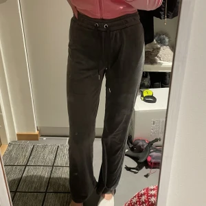 Byxor - Säljer nu mina byxor från gina i velour som är mörkgrå för dom inte används längre 