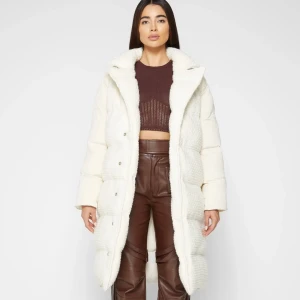 Maniere de voir Jacka - Vändbar jacka. Aldrig använd passar inte mig. Storlek 34 men mer 36. Köpt för 1800 ungefär. 