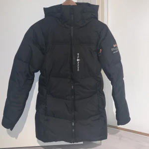 Sailracing jacka - Varm jacka inför vintern, den har använts endast två gånger! Säljer den då den inte passar min klädstil! Funkar för både män och kvinnor. Pris kan diskuteras vid intresse