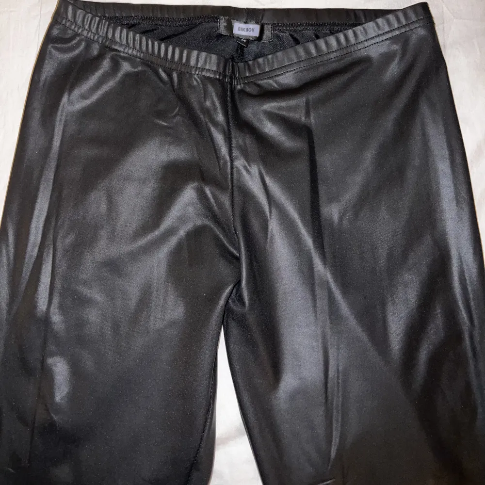Svarta skinn leggings . Jeans & Byxor.