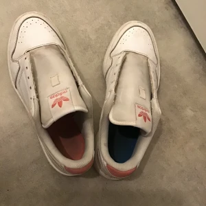 Sneakers från adidas  - Frakt: 63kr  -snörena ingår såklart! :) ANVÄND NT KÖP NU KNAPPEN