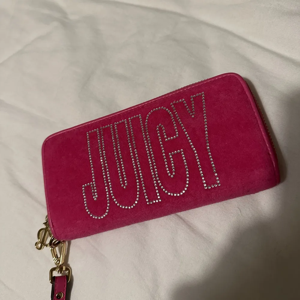 Plånbok ifrån Juicy couture som jag aldrig har använt, köpt på NK för några år sen💞. Väskor.