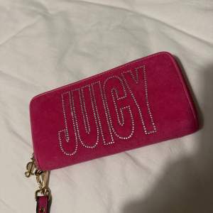 Plånbok ifrån Juicy couture som jag aldrig har använt, köpt på NK för några år sen💞