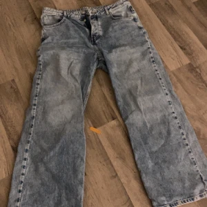 Jeans  - Säljer dessa snygga baggy jeans, knappt använda! Köpta på H&M! 