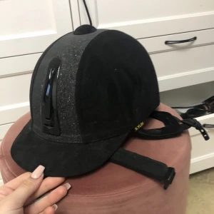 Ridhjälm - Ridhjälm strl 58, som ny.