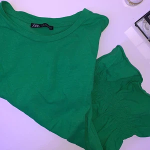 Zara topp - Zara topp. Med mer volang liknande mönster neråt.