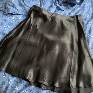 Silkeskjol oanvänd - Säljer denna silkeskjol ifrån Hm, oanvänd med prislapp kvar. Storlek S💗