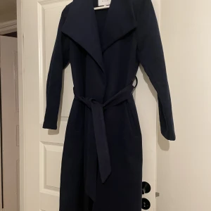 Kappa - Fin mörkblå kappa som inte kommer till användning 