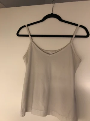 Linne - Två olika linnen.  Linne ett är i storlek 38/40, är i väldigt fint skick med lent material.  Linne två är storlek xs, fint skick men använd. Färgen är smutsvit/ ljus grå.  20kr/st