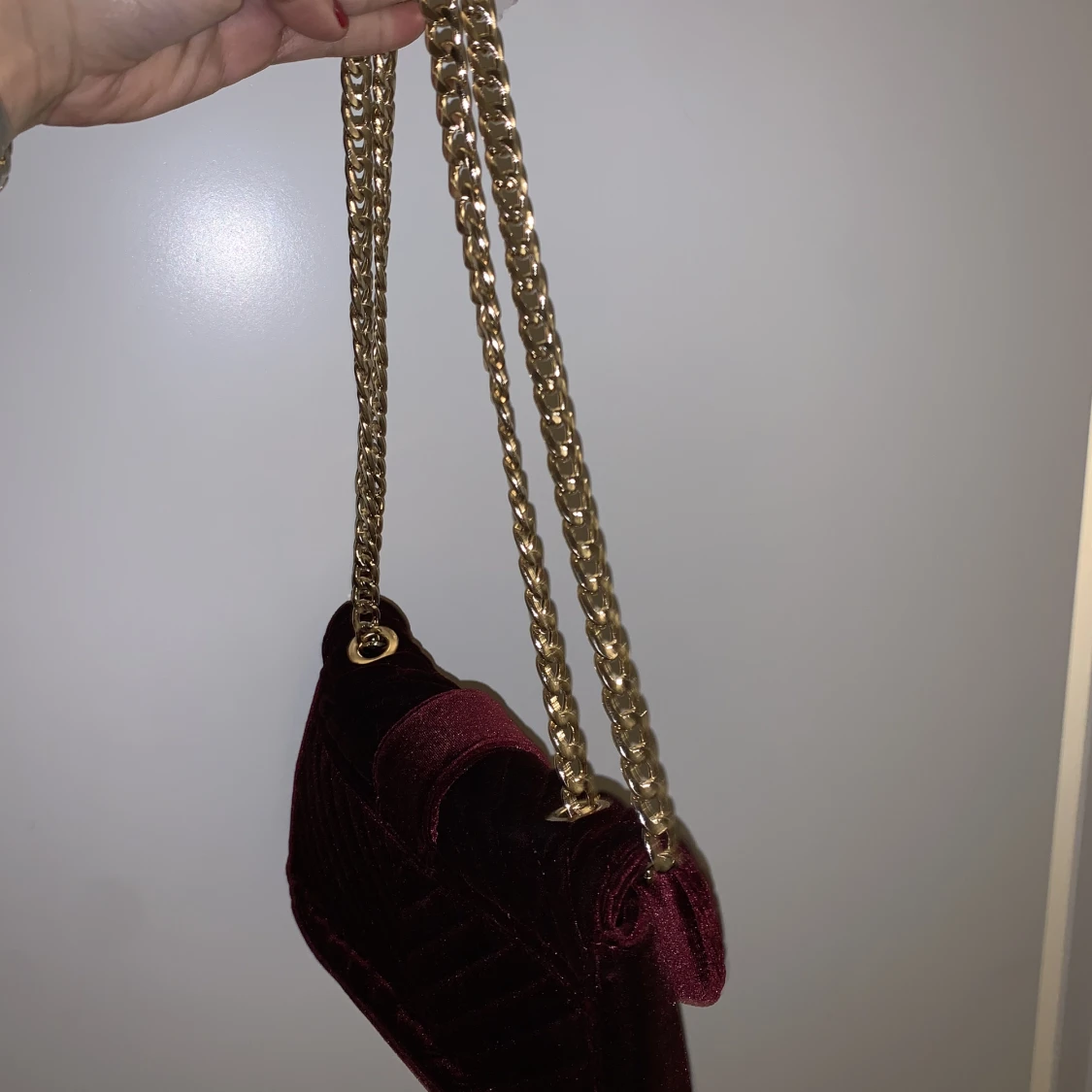 Vinröd handväska i sammet.  - 90