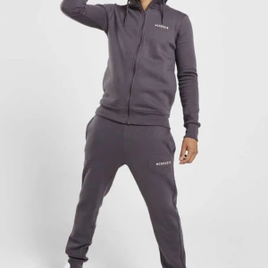 Mckenzi dress - Hel grå dress använd ungefär 2 ggr i storlek S passar även M