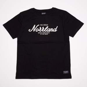 En Norrlands t-shirt i fint skick använd 1-2 gånger. Skicka gärna dm för frågor eller bilder✨passar en small