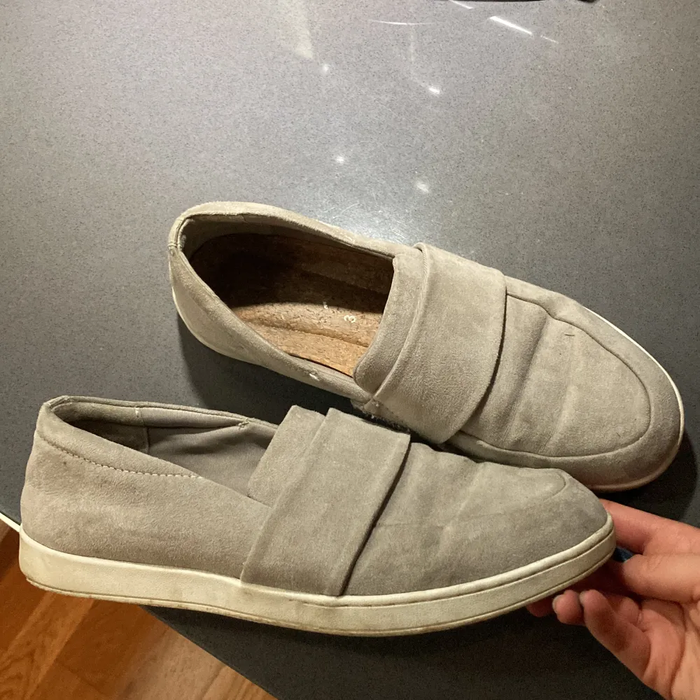 Säljer ett par snygga slipons, de perfekta skorna att ha på sommaren  ☀️ 👟 Jag tror att de är från Zara (men inte helt säker). I mycket gott skick! . Skor.