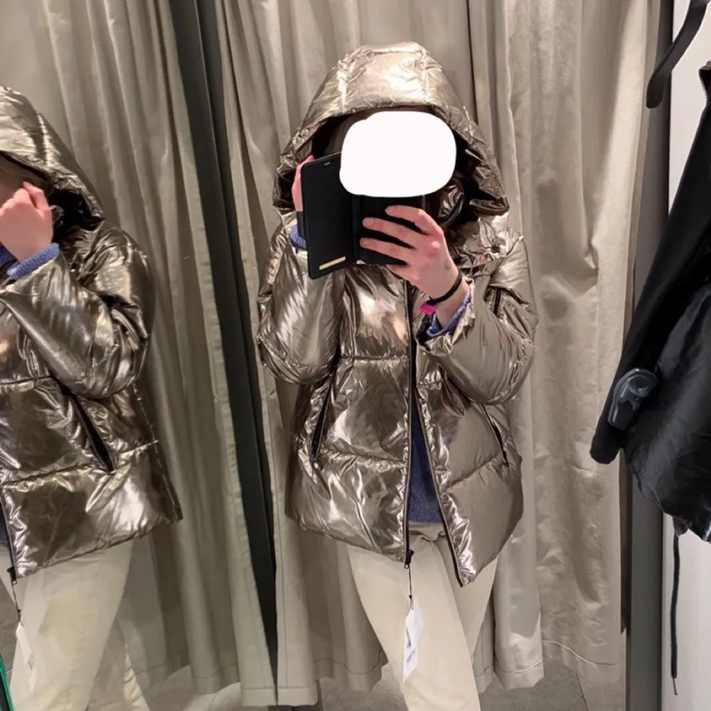 Säljer denna guld vinterjacka från zara i storlek S, men den sitter oversized så någ med M kan även ha den. Jag har normalt XS. Färger har låsnat runt ärmen och dragkedjan vid fickorna? Inget man tänker på förens man kollar nära. . Jackor.