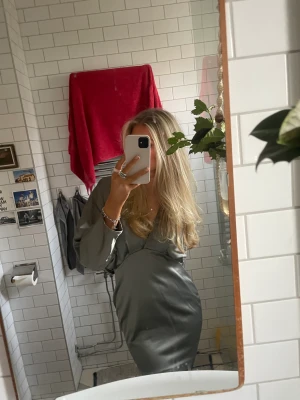 Grön/ grå klänning - Säljer denna superfina slutsålda klänning från zara. Klänningen är i storlek M och säljer då den är lite stor för mig då jag i vanliga fall har S. 300kr + frakt💓
