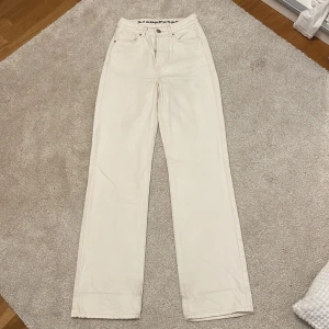 Beiga jeans  - Lite smutsiga av att ha vikt dom för att de var långa. Anars är dom i bra skick och köpa för 690