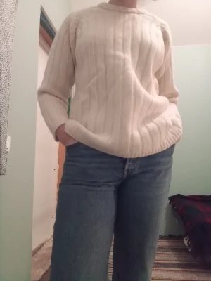 Vit/sandfärgad tjocktröja - En ganska lång och mysig tjocktröja från Björn Borg. Rätt så hög krage. Har aldrig använt själv, men personen jag fick den av kan ha gjort det. Jag vet inte hur mycket hon har använt den, men det finns inga tydliga tecken på användning. 