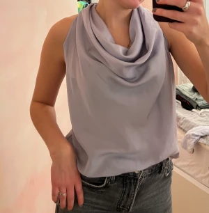 Hunkydory topp - Silkesliknande topp från Hunkydory. Aldrig använd. Storlek är XS men tycker den går som en S (nästan också M) då den inte sitter åt. Superfint skick