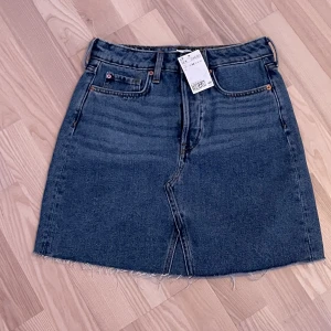 Jeanskjol  - Säljer denna jeanskjol från H&M i storlek 36. Aldrig använd och prislappen hänger kvar. Nypris: 250  Mitt pris:120 + frakt.🌟