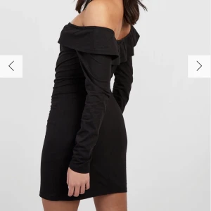 Svart klänning  - Väldigt snygg svart klänning 🖤 Den är tajt och kort 🖤Säljer den pga av att den blivit för liten på mig 🖤Sorlek XS, 60kr + 56kr ( frakt )