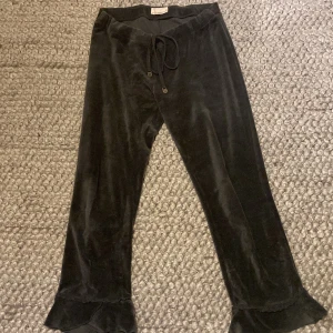 Odd Molly byxor - Nästan aldrig använt byxorna ✨Fint skicka med en broderat fjäril på baksida🌟Från odd molly. Dock går byxorna ända inte ner till mina fötter och jag är tolv år🌟
