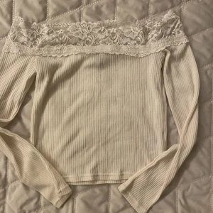 Offshoulder topp  - Jättefin vit offshoulder topp som passar till mycket! skriv privat för fler bilder eller andra frågor!