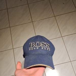 Hugo Boss keps - Hugo Boss keps Ganska använd, behöver tvätta men annars felfri Säljer pga ingen användning