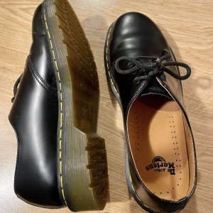 Dr. Martens low cut 1461 oanvända, 40 skor - Har inte använt dom utomhus, säljer pga storleken passade inte mig. Storlek 40  Nypris vill jag minnas var runt 1500-2000, köpt i butik. Sulan ingår 