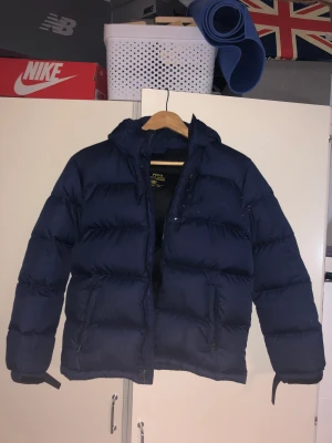 Ralph Lauren Vinterjacka - Säljer min Ralph Laurens vinterjacka. Den är i 8/10 skick och passar S. Köpte den för 3000kr. Frakt enbart!