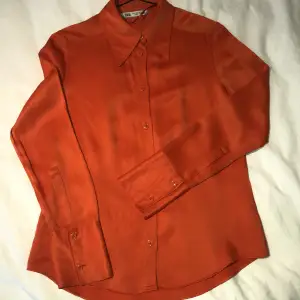 Super cute orange shirt worn twice but mot really my style, s but feels like xs 