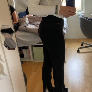 Svarta jeans  - Jag säljer ett par svarta jeans som jag inte vill ha längre för det är inte riktigt mig stil. Har töjts ut lite och sliten nere vid byxorna har gått upp lite men annars finns det inget fel