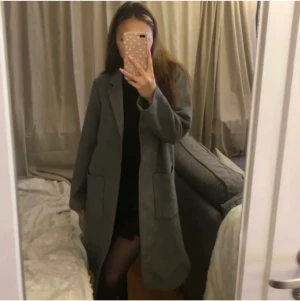 H&M kappa  - Säljer denna gråa kappa ifrån h&m i storlek 34❤️. 