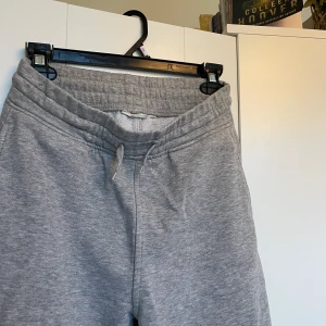 Gråa mjukisbyxor  - Ett par gråa mjukisbyxor från Kappahl som inte passar mig längre🤍 De är i storlek 164 med passar XS/S beroende på hur man vill att de ska sitta 