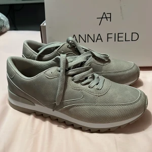 Anna field skor stl 41  - Säljer ett par Anna field skor som jag köpte men tyvärr passade dom inte.  Endast testade!  Skorna är grå/beige ish 