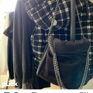 Stella McCartney liknande väska  - Stella McCartney liknande väska. Fint skick inga skador. OBS! Samma väska som anda bilden i min profil. Har inte koll på alla som skrivit då jag inte får notiser så skriv gärna igen☺️