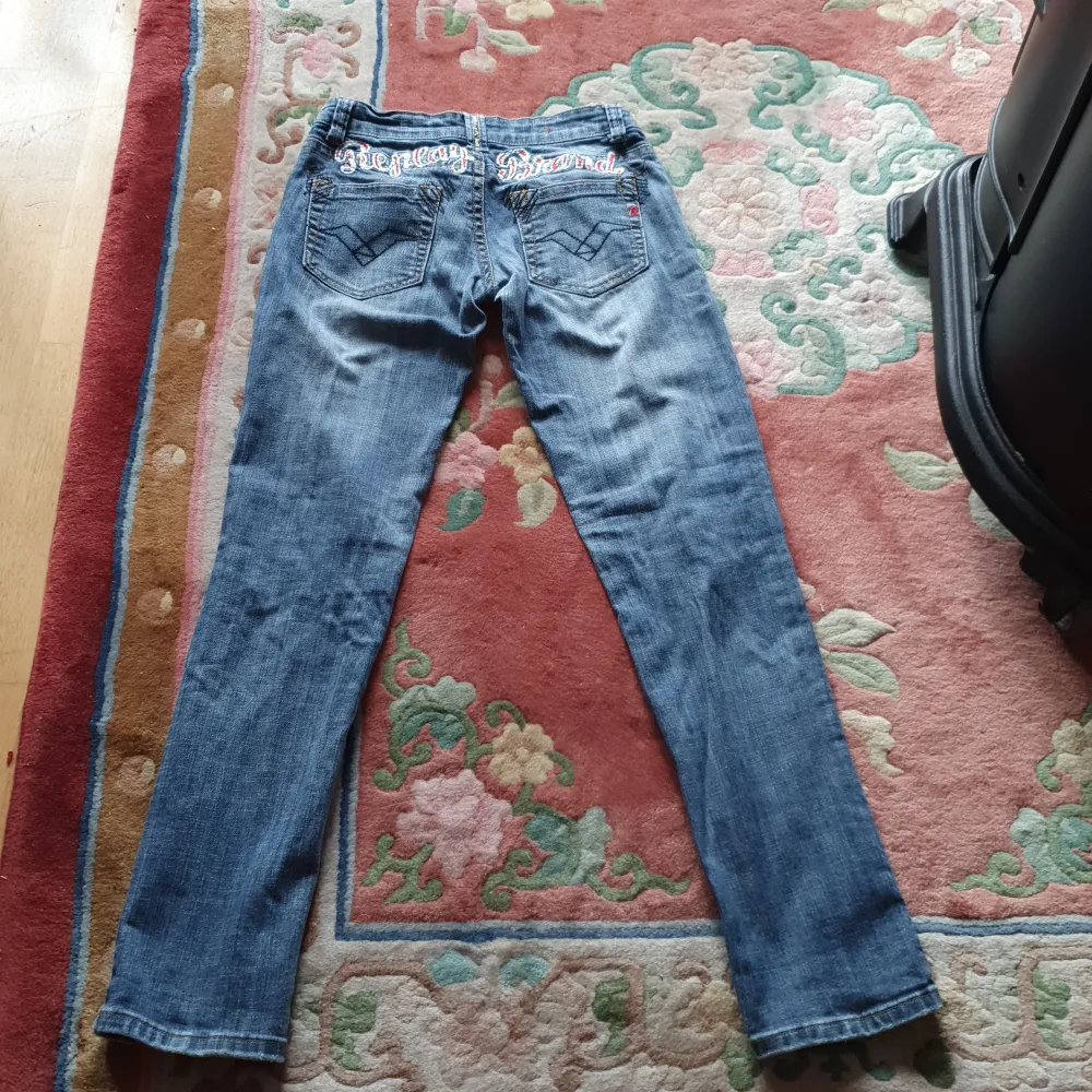 En lowmidjän jeans som sitter jätte bra och passar till allt. Midjä 72cm och inneben 82cm. Jeans & Byxor.