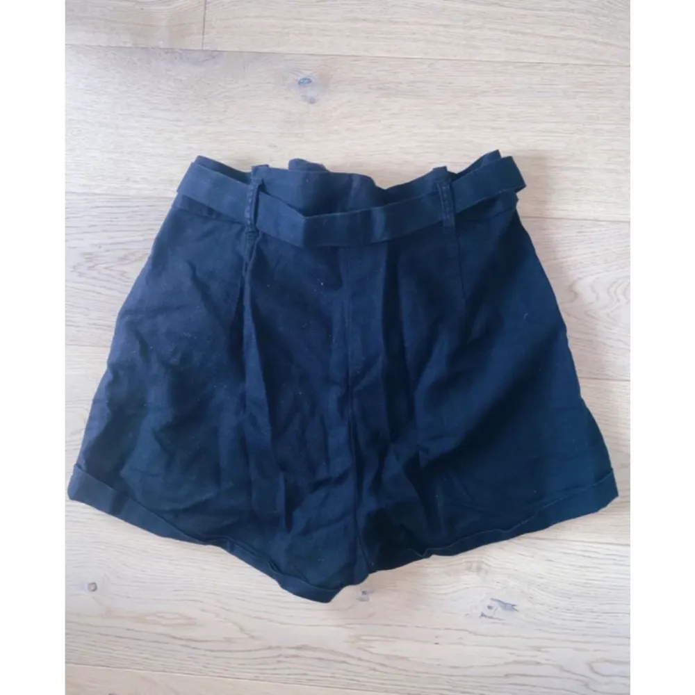 Svarta kostymbyxor shorts med knytning vid midjan. Använd 2 gånger(nyskick). Frakt: 55kr🤍. Shorts.