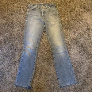 Säljer mina low waist gul och blå jeans. Jag köpte dem secondhand och det finns en fläck på vänster ben där av priset. Midjemått ca 70 cm. Skriv vid mer info. 